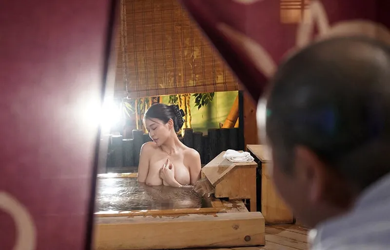 Người yêu của con trai bị bố chồng yêu nhìn trộm khi đang tắm rồi nện đến mang thai