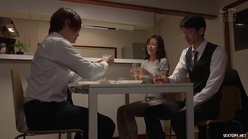 đến nhà cấp trên ở nhờ, cưỡng dâm luôn vợ sếp